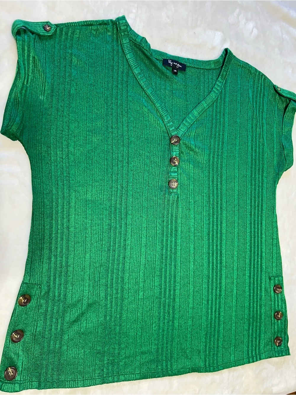 Stylish Green Ribbed V-Neck Women's Top with Button Details